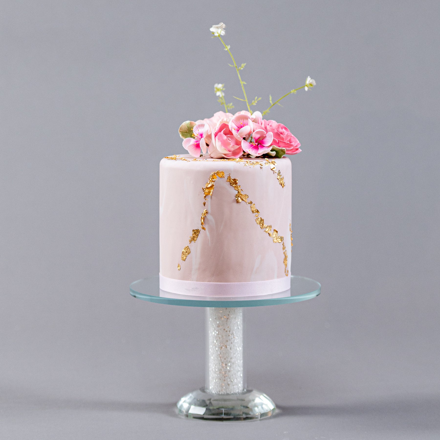 pearl-onyx cakes #weddingcakesinlagos (@pearlonyxcake) • Instagram photos  and videos